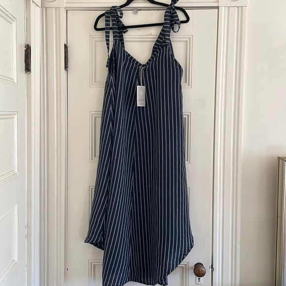 Shyloh Linen Dress - Picture 1 of 2